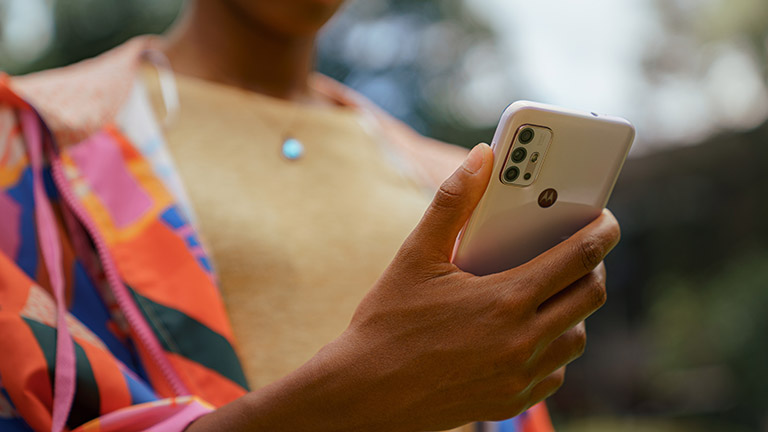 Motorola Moto G30 Eine Person hält das Motorola Moto G30 in Pastel Sky in der Hand.