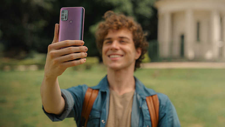 Motorola Moto G30 Eine Person hält das Moto G30 in der Hand und macht damit ein Foto.