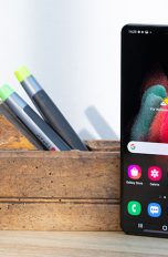 Das Samsung Galaxy S21 steht aufrecht vor einem Stiftehalter.