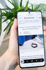 Eine Person hält ein Samsung Galaxy S21 Ultra 5G in die Kamera. Auf dem Display sind die Screenshot-Tools zu sehen.