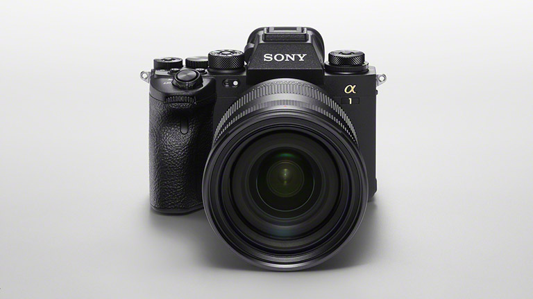 Sony Alpha 1 Die Sony Alpha 1 mit Objektiv von vorne.
