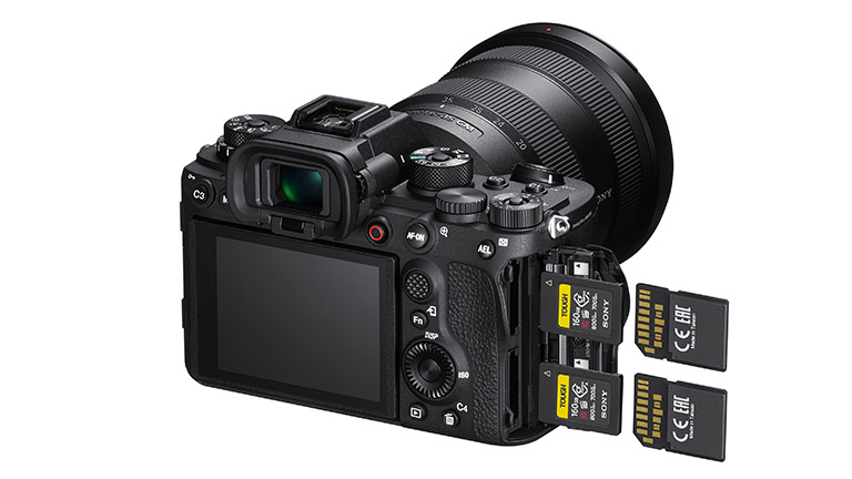 Sony Alpha 1 Die Sony Alpha 1 mit zwei SD- und zwei CFexpress-Typ-A-Karten nahe der Einschübe.