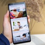 Eine Person h&auml;lt das Sony Xperia 1 II in der Hand. Dort ist der Browser mit der aufgerufenen Site von Updated zu sehen.