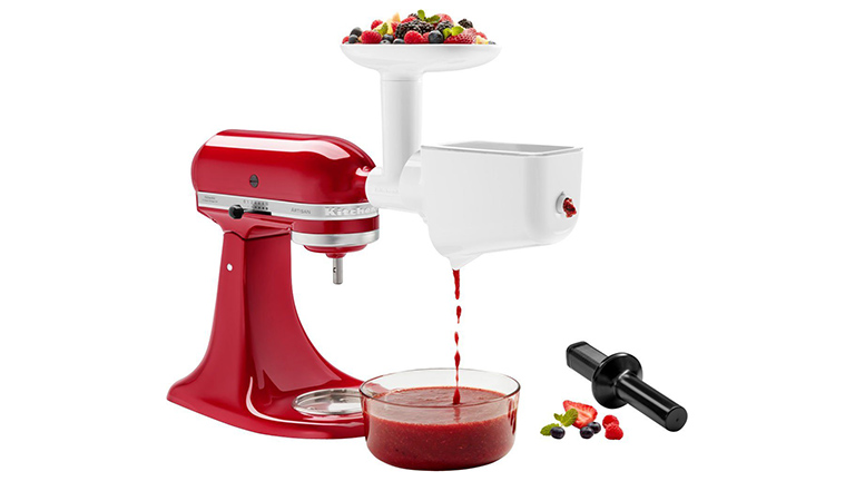 KitchenAid Zubehör Der Pürierer an einer roten KitchenAid Artisan.