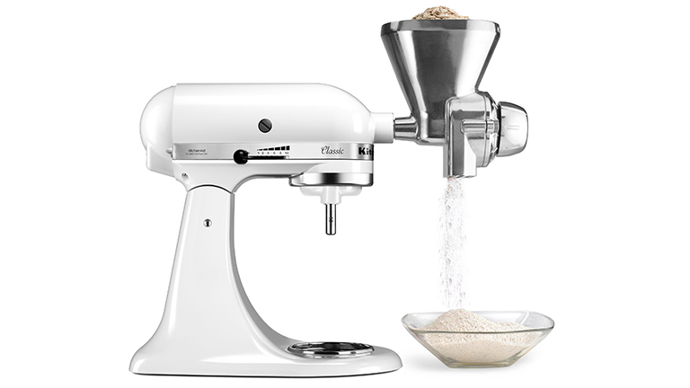 KitchenAid Zubehör Der Getreidemühlen-Aufsatz an einer weißen KitchenAid Classic.