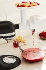 Eine schwarze KitchenAid Artisan mit dem Pürier-Aufsatz.