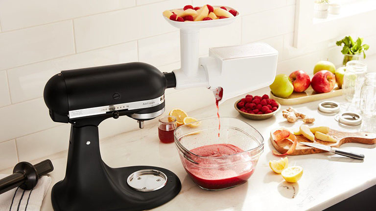Eine schwarze KitchenAid Artisan mit dem Pürier-Aufsatz.