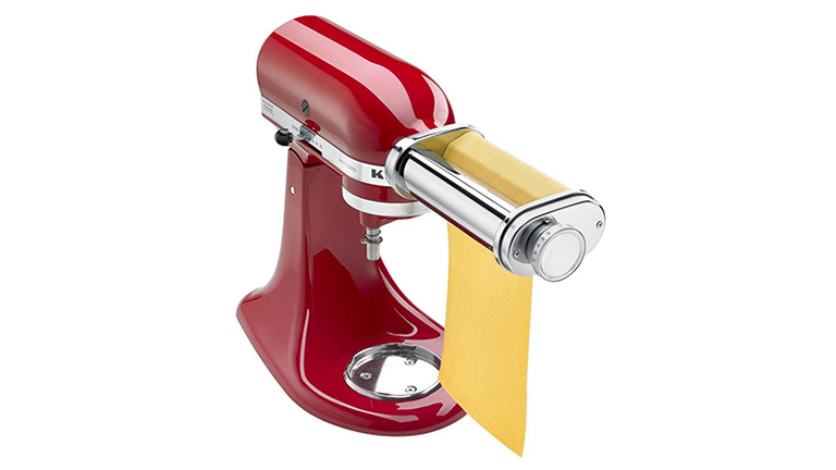 KitchenAid Zubehör Die Nudelwalze an einer roten KitchenAid Artisan.