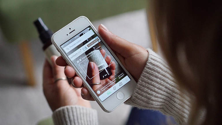 Codecheck Eine Person scannt eine kleine Flasche mit der Codecheck-App auf ihrem Smartphone.