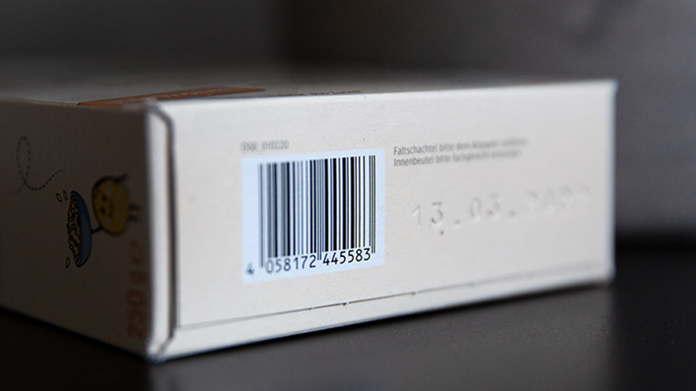 QR Code Blick auf die Unterseite einer Verpackung, auf der der Barcode angebracht ist.
