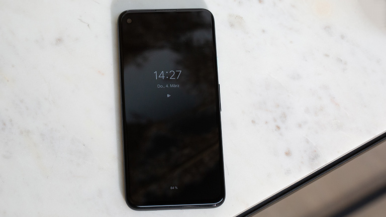 Google Pixel 4a Ein Google Pixel 4a mit aktiviertem Always-On-Display auf einem Tisch.