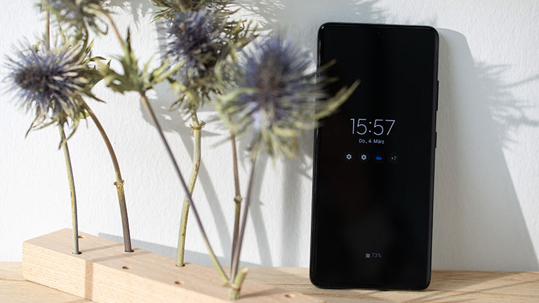 Ein Samsung Galaxy S21 Ultra 5G mit aktiviertem Always-On-Display steht auf einem Tisch.
