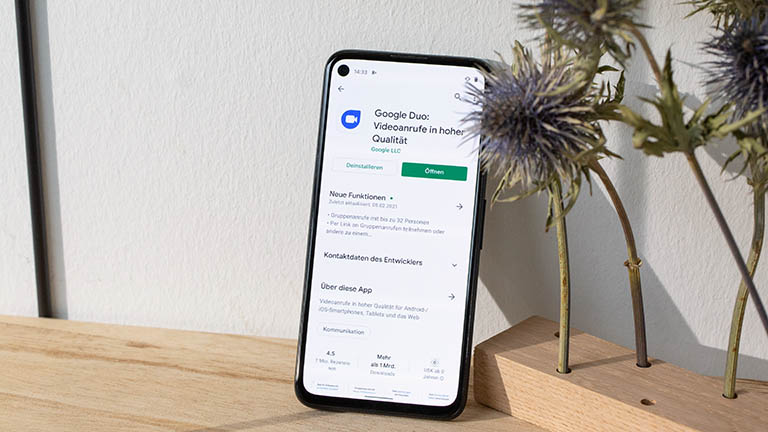Google Duo Ein Google Pixel 4a, auf dem Google Duo im Play Store geöffnet ist.