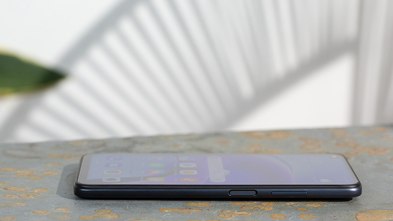 Xiaomi Redmi Note 9T Ein Smartphone von Xiaomi liegt auf einem Tisch.