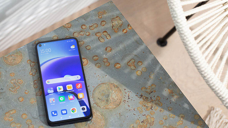 Xiaomi Redmi Note 9T Ein Xiaomi-Smartphone liegt auf einem Tisch. Der Homescreen ist zu sehen.