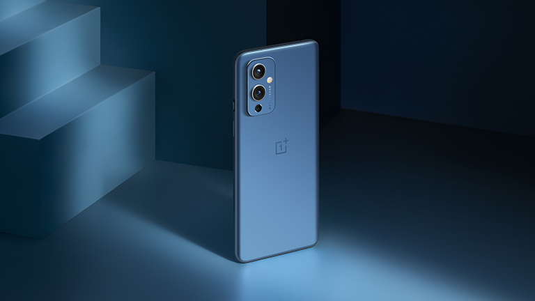 OnePlus 9 Produktfoto des OnePlus 9, das vor farblich passendem Hintergrund aufgenommen wurde.