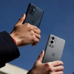 Zwei Hände halten das OnePlus 9 und das 9 Pro in die Luft. Zu sehen sind die Rückseiten der Smartphones.
