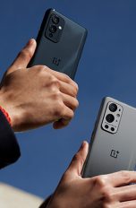 Zwei Hände halten das OnePlus 9 und das 9 Pro in die Luft. Zu sehen sind die Rückseiten der Smartphones.