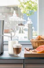 Eine Senseo Latte Duo von Philips auf einer Küchenzeile.