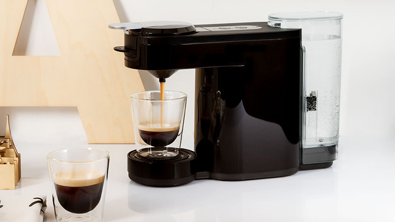 Philips Senseo Up Plus Die Philips Senseo Up Plus bereitet gerade einen Kaffee zu.