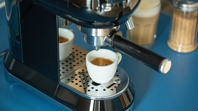 Smeg Espressomaschine Nahaufnahme einer Espressotasse unter dem Auslauf einer Smeg Espressomaschine.