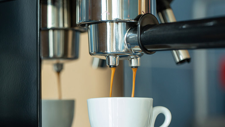 Smeg Espressomaschine Nahaufnahme des Siebträgers der Smeg Espressomaschine im Betrieb.