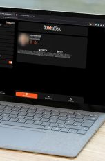 Ein Laptop, auf dem die Seite izoomYou (Instazoom) geöffnet ist.