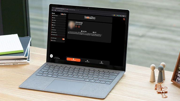 Ein Laptop, auf dem die Seite izoomYou (Instazoom) geöffnet ist.
