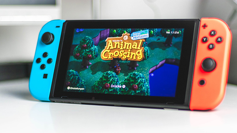 Nintendo Switch Die Nintendo Switch, auf der gerade der Startbildschirm von Animal Crossing zu sehen ist.