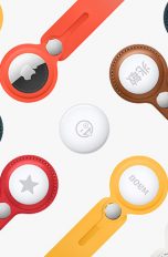 Mehrere Apple AirTags in unterschiedlichen Schlüssel- und Taschenanhängern liegen nebeneinander.