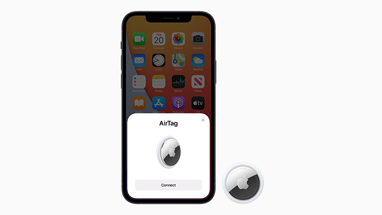 AirTag Ein Apple AirTag liegt neben einem iPhone, um die beiden miteinander zu verbinden. Auf dem Display wird angezeigt, dass der AirTag gefunden wurde.