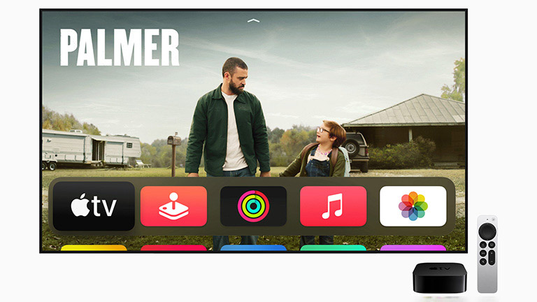 Apple TV 4K Ein Fernseher, auf dem Apple TV+ läuft. Daneben liegen das neue Apple TV 4K und die neue Siri Remote.