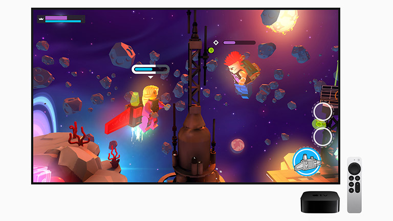 Apple TV 4K Auf einem Fernseher läuft ein Videospiel, das von dem danebenstehenden Apple TV 4K dargestellt wird.