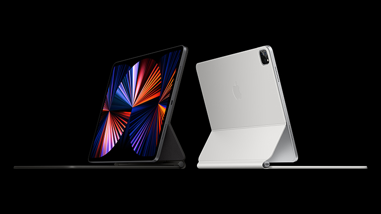 Das neue iPad Pro in Space Grau und Silber mit dem Magic Keyboard.