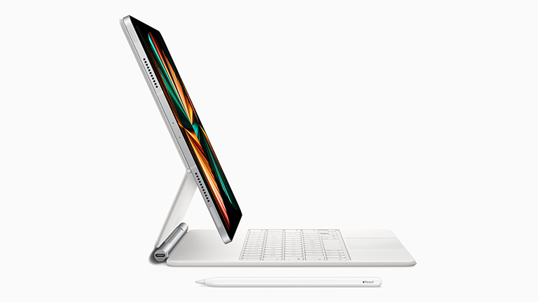 iPad Pro Das iPad Pro auf der Halterung des Magic Keyboards. Daneben liegt der Apple Pencil der zweiten Generation.