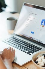 Eine Person sitzt vor einem Laptop und richtet gerade ein Konto bei Gmail ein.