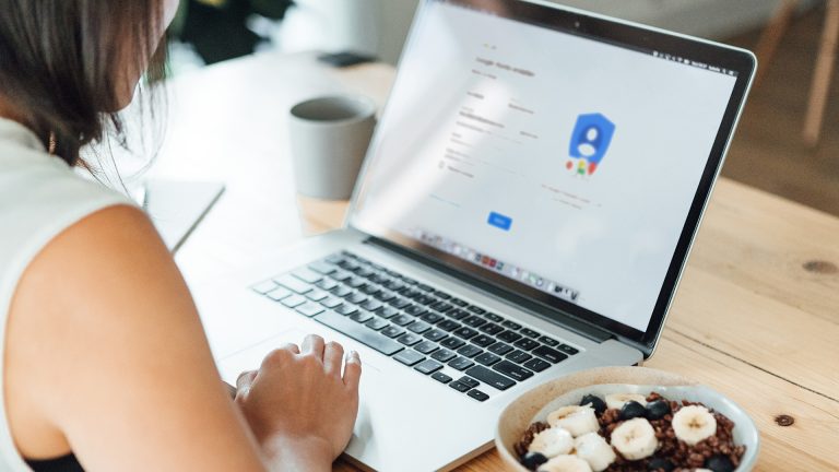 Eine Person sitzt vor einem Laptop und richtet gerade ein Konto bei Gmail ein.