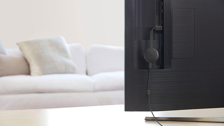 Google Chromecast An einem Fernseher steckt ein Google Chromecast.