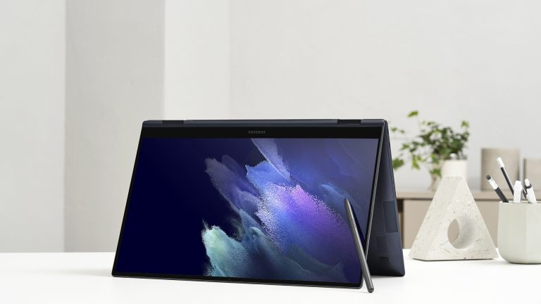 Samsung Galaxy Book Pro 360 Ein aufgeklapptes Galaxy Book Pro 360 mit der Tastatur als Standfuß. An das Display angelehnt ist der S-Pen.