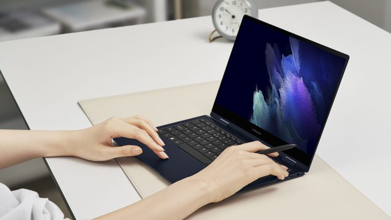 Samsung Galaxy Book Pro 360 Eine Person bedient das Samsung Galaxy Book Pro 360 über das Trackpad und hält den S-Pen in der anderen Hand.