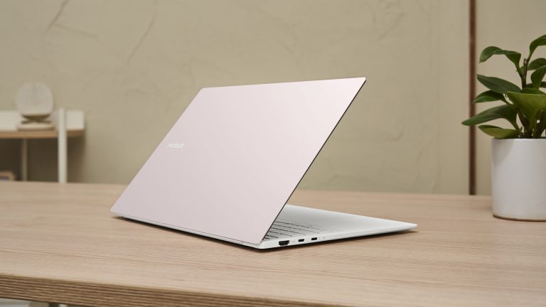 Samsung Galaxy Book Pro Ein Samsung Galaxy Book Pro steht leicht versetzt mit dem Rücken zur Kamera auf einem Tisch.
