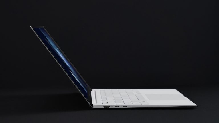Samsung Galaxy Book Pro Das Galaxy Book Pro aufgeklappt von der Seite. Zu sehen ist, wie schmal das Gerät ist.