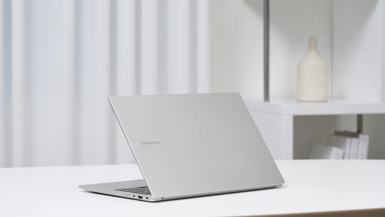 Samsung Galaxy Book Das Samsung Galaxy Book steht mit dem Rücken zur Kamera auf einem Tisch.