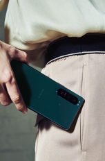 Eine Person steckt ein Sony Xperia 5 III in ihre Hosentasche.