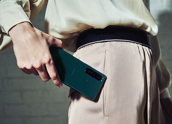 Eine Person steckt ein Sony Xperia 5 III in ihre Hosentasche.