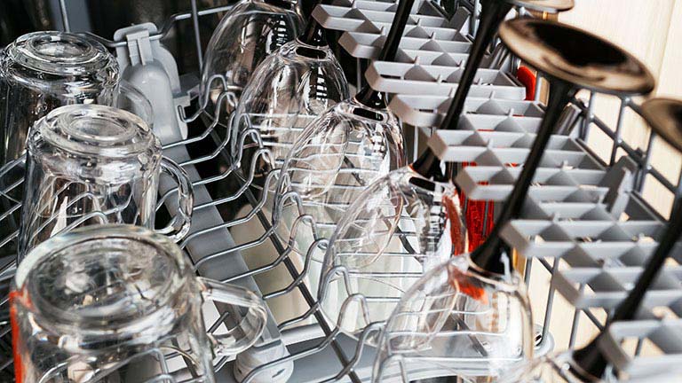 Spülmaschine einräumen Detailansicht der Stielbefestigung für Wein- und Sektgläser in einer Spülmaschine.