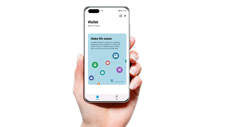 Eine Hand hält ein Huawei-Smartphone in der Hand, auf dem die Wallet-App geöffnet ist.