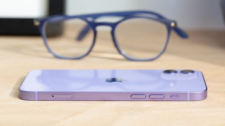 iPhone 12 Das iPhone 12 in der Seitenaufnahme. Im linken Rahmen verbaut Apple den SIM-Karten-Slot, die zwei Tasten für die Lautstärke und einen separaten Schalter, um das Gerät lautlos zu schalten.