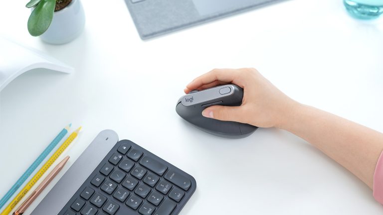 Logitech MX Vertical Eine Person nutzt die MX Vertical von Logitech beim Arbeiten am Rechner.