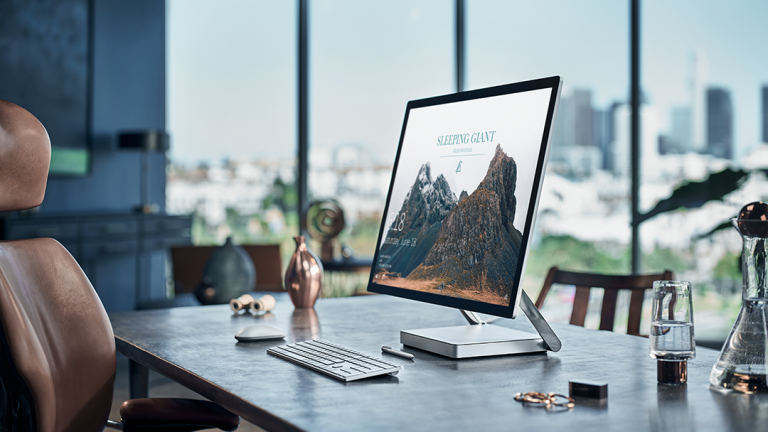 Microsoft Surface Tastatur Ein modernes Büro mit einem Surface Studio 2 und einer Surface Tastatur davor.